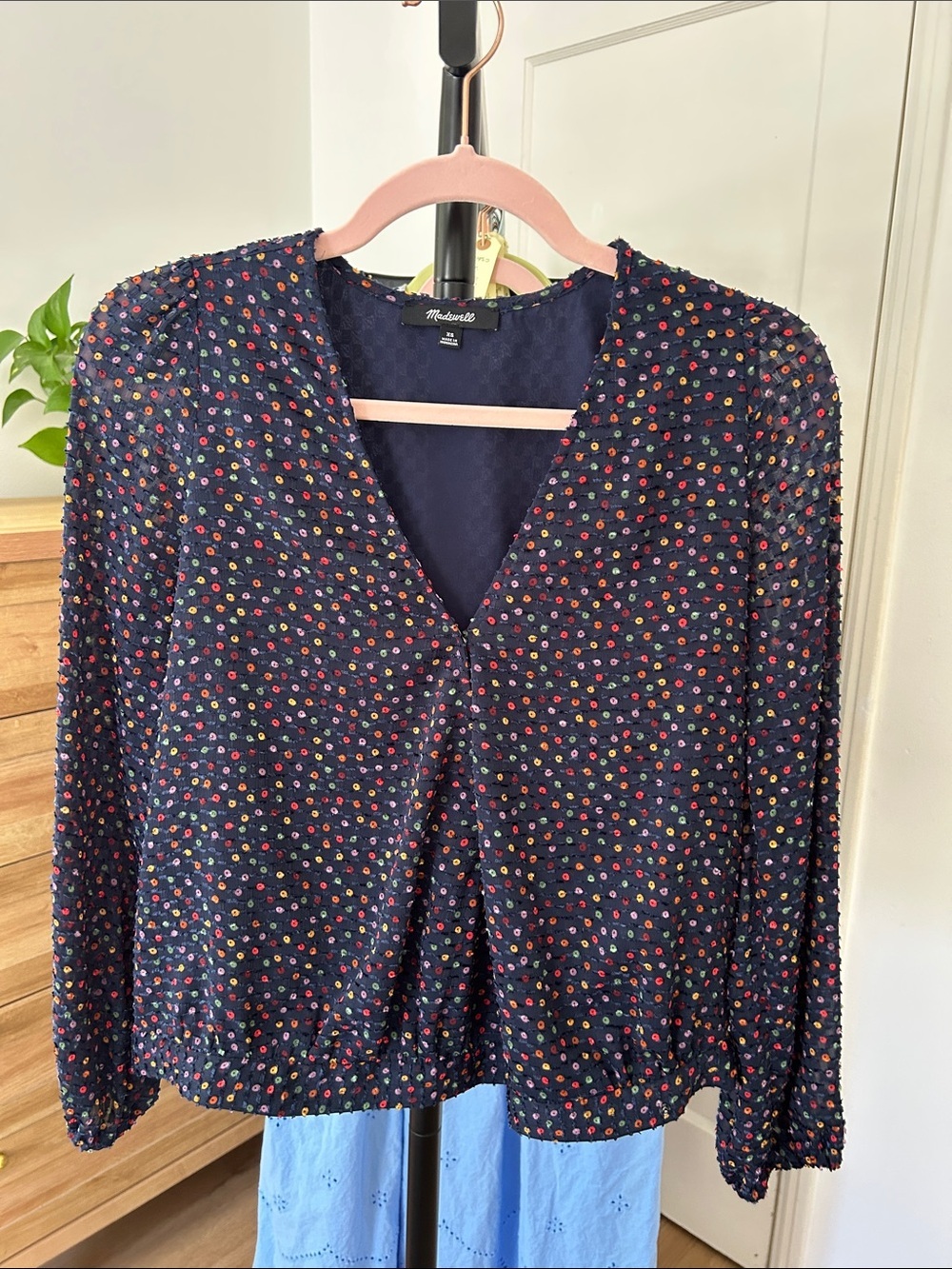 Madewell Long Sleeve Top. Size XS. 2 snap button closure. PTP 19”. Like new.